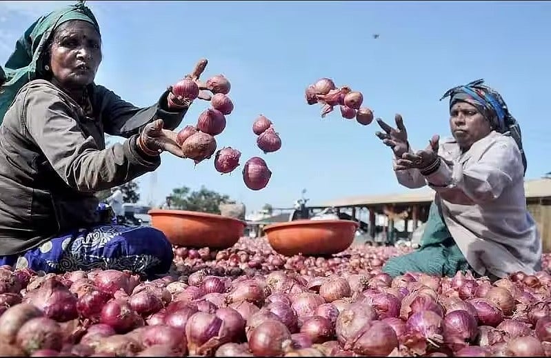 அதிகரிக்கும் வெங்காய விலை.. கூட்டுறவு அங்காடியில் ரூ.30-க்கு விற்பனை - அமைச்சர் பெரியகருப்பன் அறிவிப்பு !