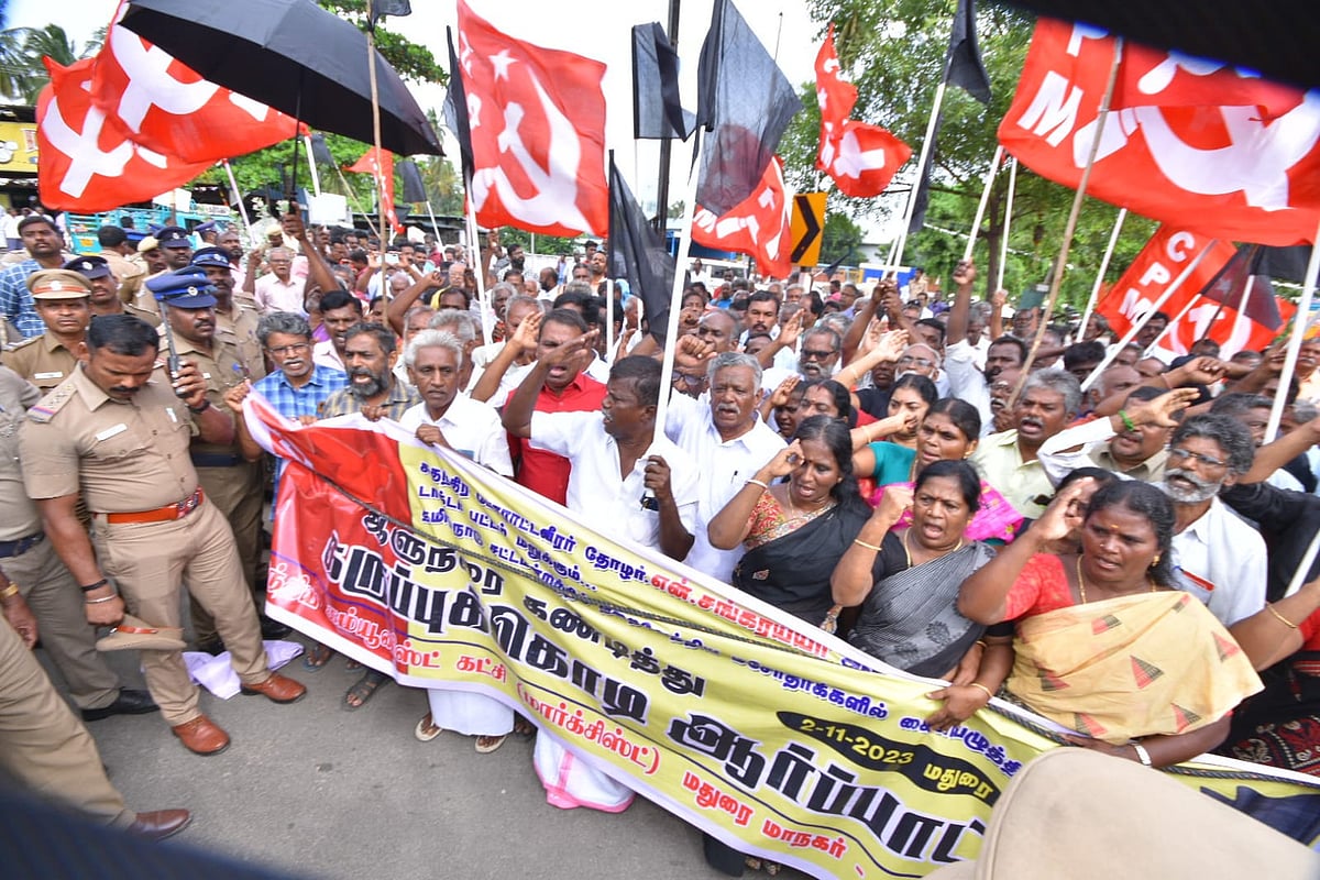 சங்கரய்யாவிற்கு டாக்டர் பட்டம் வழங்க மறுக்கும் ஆளுநர்: கருப்பு கொடி ஏந்தி போராட்டத்தில் ஈடுபட்ட சிபிஎம்!