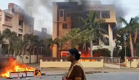 தீவிரமடையும் மராத்தா இட ஒதுக்கீடு போராட்டம்: பாஜக  அலுவலகத்திற்கு தீ வைப்பு -  தவிக்கும் ஏக்நாத் ஷிண்டே!