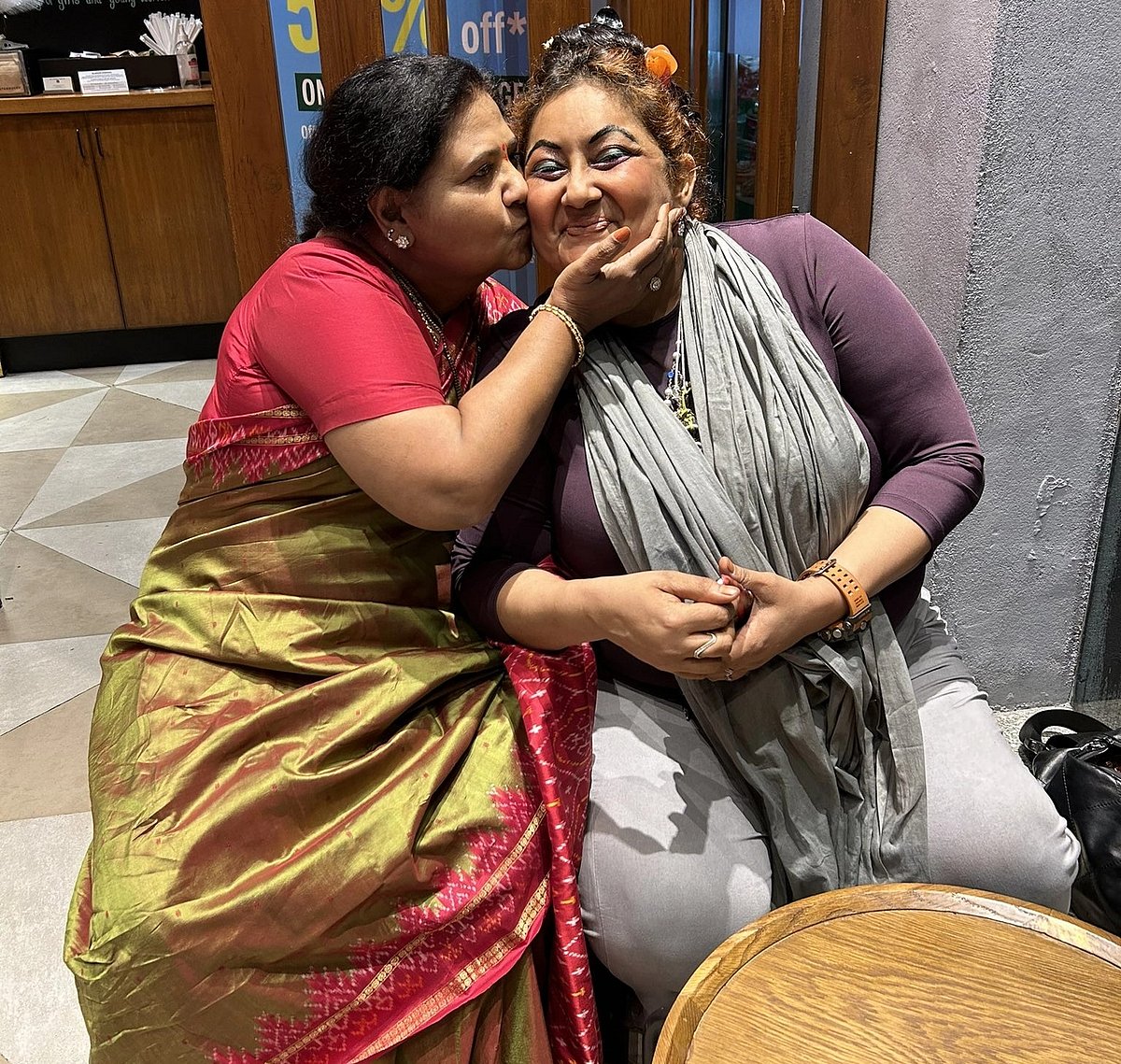 பல வருடங்களுக்கு பின்... இணையத்தில் வைரலாகும் 90’ஸ் கனவு கன்னியின் புகைப்படம் : ஷாக்கான ரசிகர்கள் !