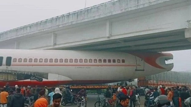 பீகாரில் பாலத்திற்கு அடியில் சிக்கிக் கொண்ட விமானம் : இணையத்தில் வைரலாகும் வீடியோ!