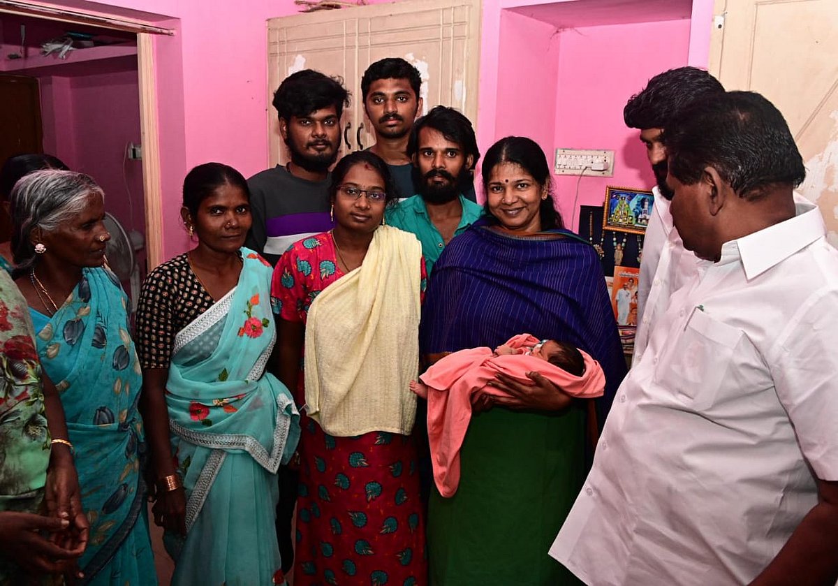 தூத்துக்குடி வெள்ளத்தில் சிக்கி மீட்கப்பட்ட கர்ப்பிணி பெண் : பிறந்த குழந்தைக்கு கனிமொழி என பெயர் சூட்டல்!