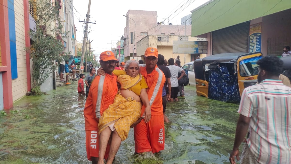 2-ஆவது நாளாக தொடரும் மீட்பு பணி : 24 மணி நேரமும் மக்களை பாதுகாத்து வரும் தமிழ்நாடு அரசு!