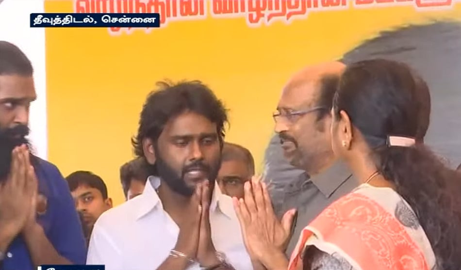 ”நட்புக்கு இலக்கணம் கேப்டன்” : விஜயகாந்த் உடலுக்கு அஞ்சலி செலுத்திய நடிகர் ரஜினிகாந்த் உருக்கம்!