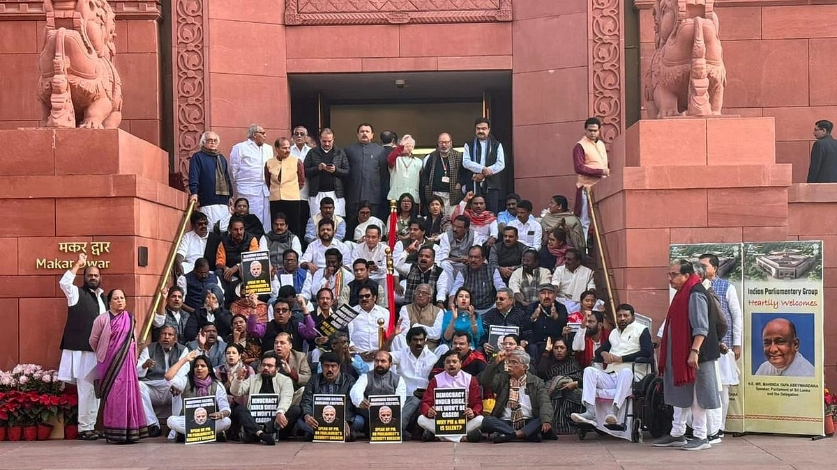 142 எதிர்க்கட்சி எம்.பிக்கள் சஸ்பெண்ட் : நாடாளுமன்ற தாக்குதல் குறித்த கேள்வியால் அச்சத்தில் பாஜக அரசு ! 