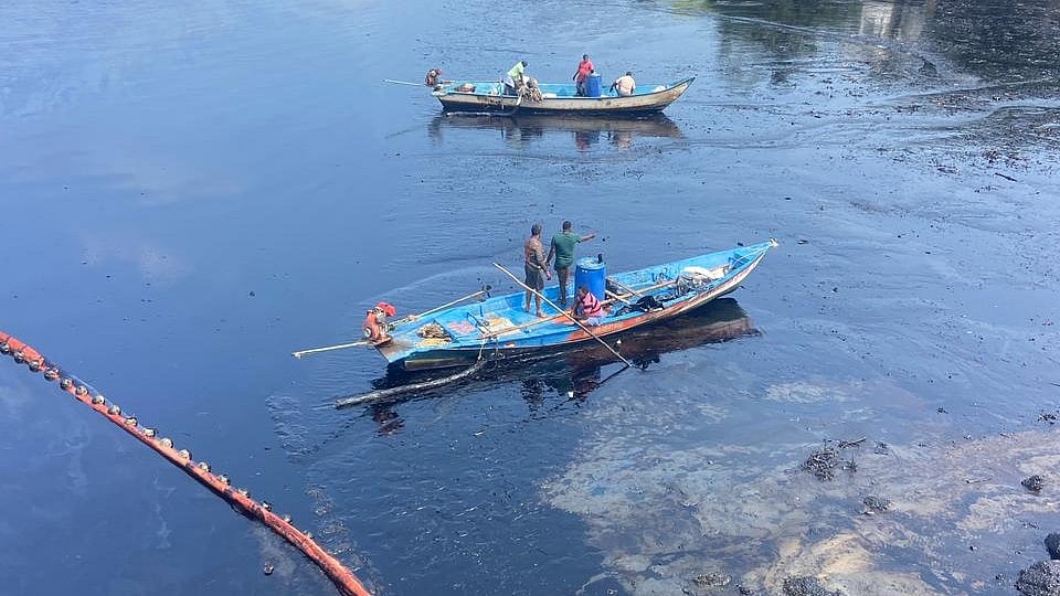 எண்ணூர் : நவீன இயந்திரங்களுடன் துரிதமாக நடைபெற்று வரும் எண்ணெய் கசிவு அகற்றும் பணி! 