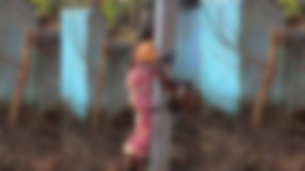 பெற்ற தாயை மின்சார கம்பத்தில் கட்டி வைத்த கொடூர மகன் : ஒடிசாவில் நடந்த அதிர்ச்சி சம்பவம்!