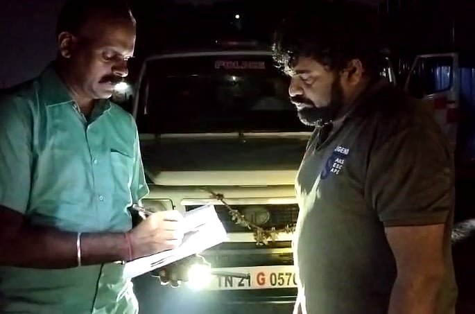 உபரி நீரில் அடித்து செல்லப்பட்ட கார் - சிறுமி உட்பட 3 பேரை காப்பாற்றிய போலிஸ்: திக் திக் சம்பவம்!