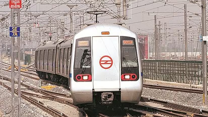 டெல்லி மெட்ரோ ரயிலில் சிக்கிய ஆடை.. இழுத்துச்செல்லப்பட்ட இளம்பெண் : இறுதியில் நடந்தது என்ன ? 