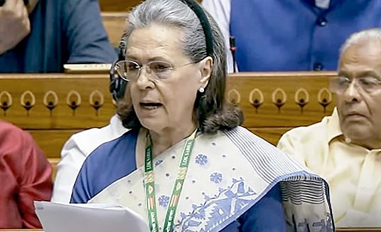 ”ஆணவத்தை விவரிக்க வார்த்தைகள் இல்லை”: எதிர்க்கட்சி MPக்கள் இடை நீக்கத்திற்கு சோனியா காந்தி கடும் கண்டனம்!