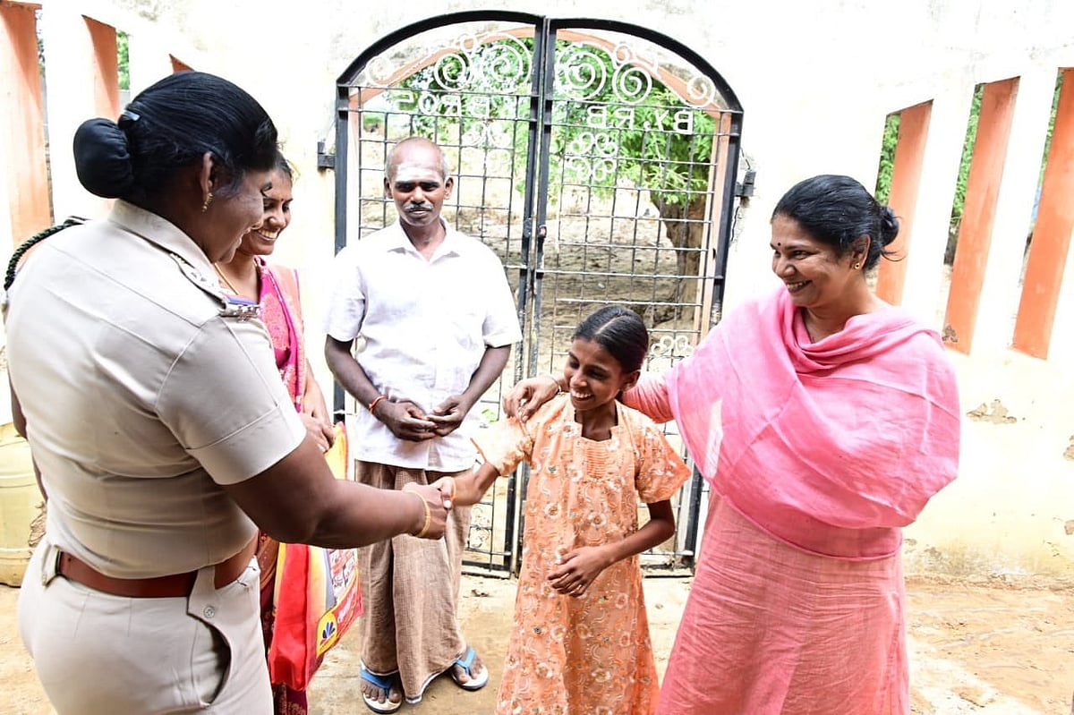 “நான் இருக்கேன்..” - ஆய்வில் பார்வை குறைபாடுடைய சிறுமிக்கு கைகொடுத்த கனிமொழி MP!