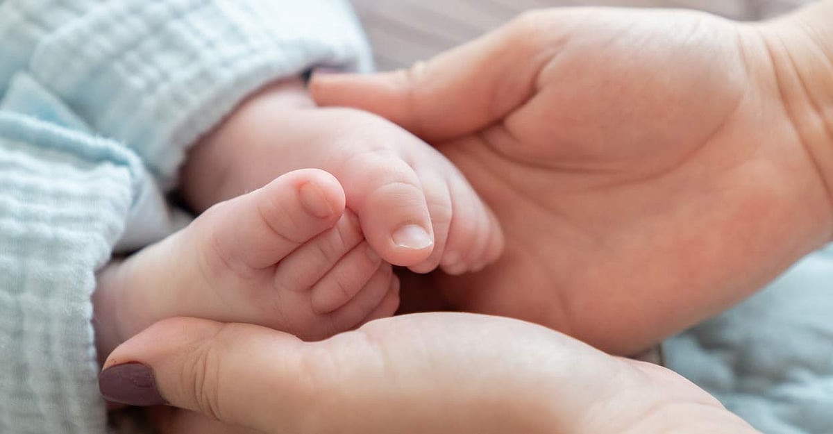 பிறந்த குழந்தை முகத்தில் கொதிக்கும் தண்ணீரை ஊற்றிய கொடூர தாய்.. கொலையின் பின்னணி என்ன ?