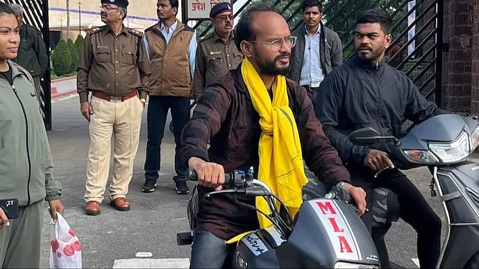 கார் இல்லாததால் சட்டமன்றத்துக்கு 350 கி.மீ பைக்கிலேயே பயணம் - ம.பி-யில் இப்படி ஒரு MLA : யார் இவர் ?