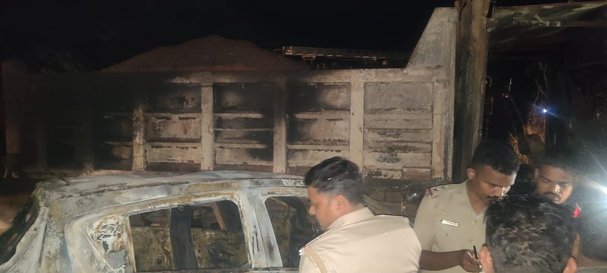 விபத்தில் உடைந்த டீசல் டேங்க்.. வெளியேற முடியாமல் தீயில் கருகி இரண்டு பேர் பலி : கர்நாடகாவில் கோரம் ! 