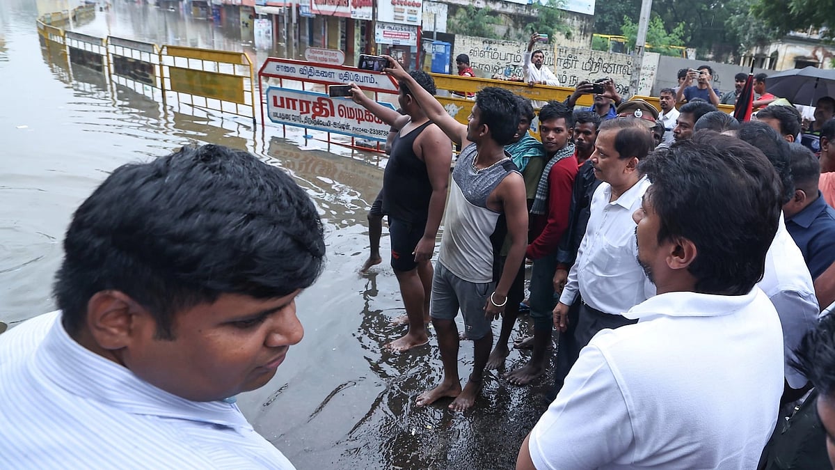 தென் மாவட்டங்களில் கனமழை : மீட்பு மற்றும் நிவாரண பணியில் அமைச்சர் உதயநிதி ஸ்டாலின்!