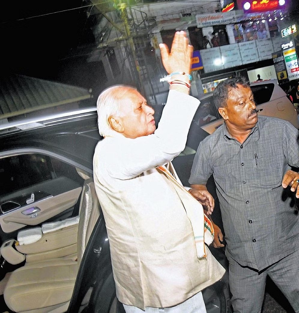 “போராடுபவர்கள் கிரிமினல்களே..” - மாணவர்கள் போராட்டத்தை கொச்சைப்படுத்திய ஆளுநர் பரபரப்பான கேரளா - நடந்தது?
