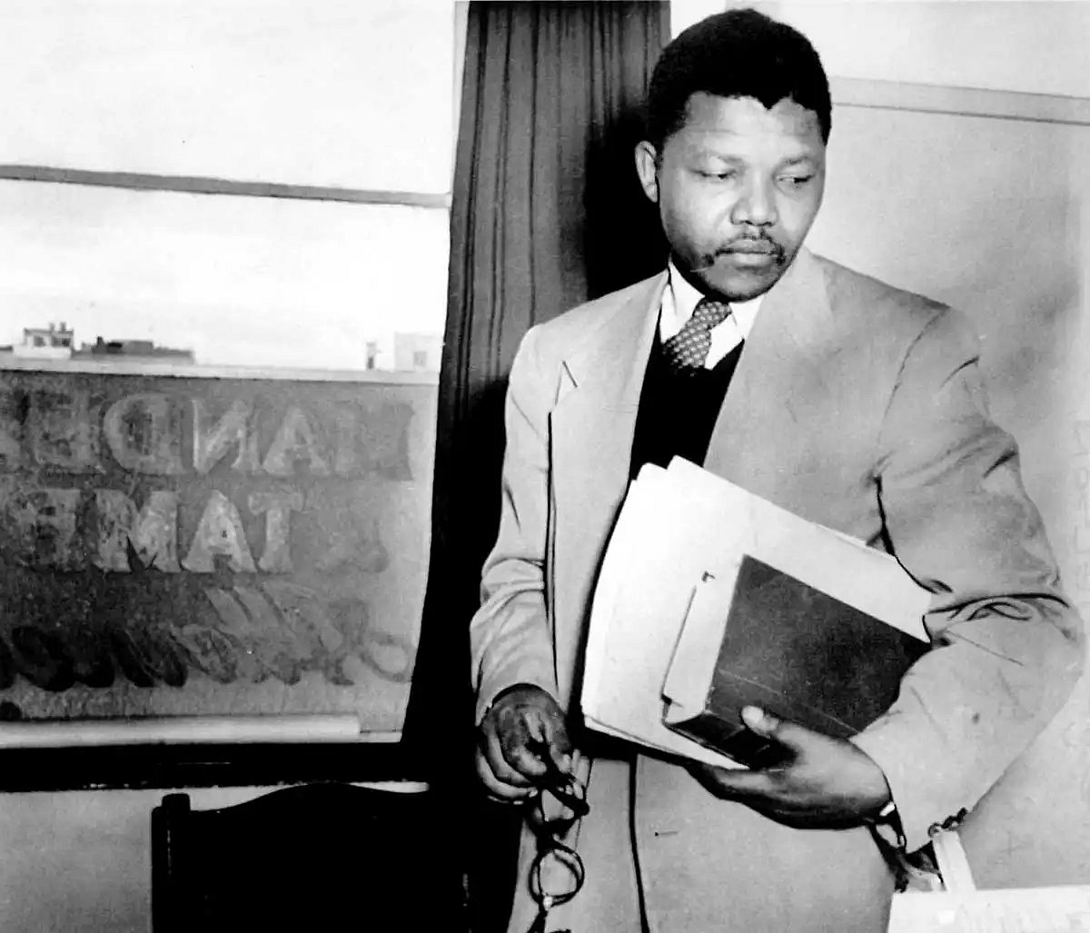 “வெள்ளை இருட்டை விலக்க வந்த கருப்பு நிலா” : நெல்சன் மண்டேலா குறித்து கலைஞர் எழுதிய உணர்வுபூர்வ கடிதம் !