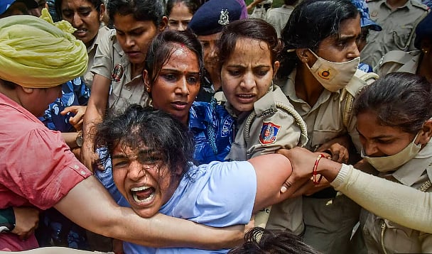 ”பாலியல் புகாருக்கு உள்ளான கூட்டத்தைக் காப்பாற்றி பெண்ணினத்துக்கு துரோகம் செய்த பா.ஜ.க”: முரசொலி!