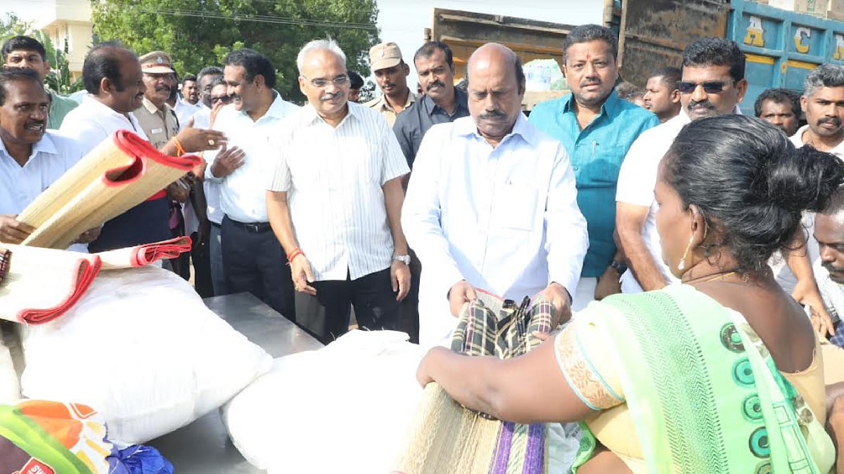 திருநெல்வேலி : கனமழையால் பாதிக்கப்பட்ட 50,000 குடும்பத்தினருக்கு உணவு வழங்கும் அமைச்சர் எ.வ.வேலு !