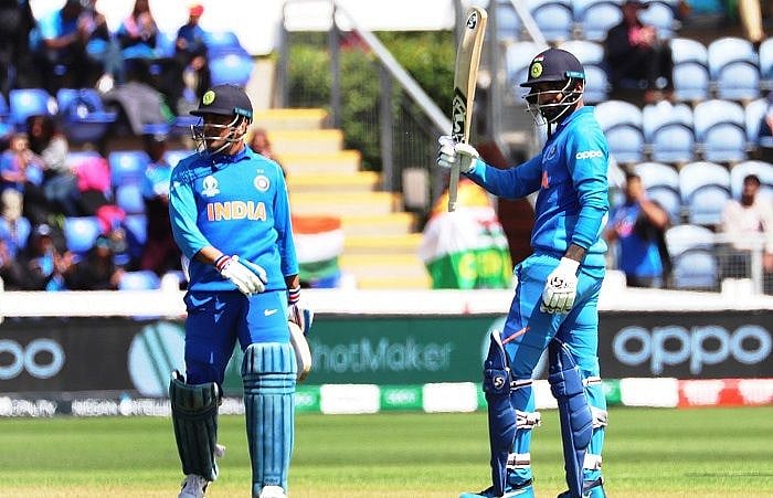 "எங்கள் யாரையும் தோனியுடன் ஒப்பிட முடியாது, அவர்தான் எங்கள் தலைவர்"- கே.எல்.ராகுல் நெகிழ்ச்சி !