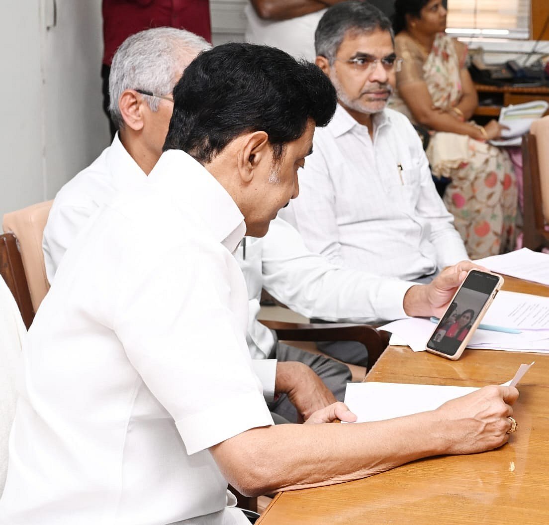 தென்மாவட்ட கனமழை :  மக்களுக்கு உணவு, மருந்து தங்குதடையின்றி வழங்கப்படுவது குறித்து முதலமைச்சர் ஆய்வு !