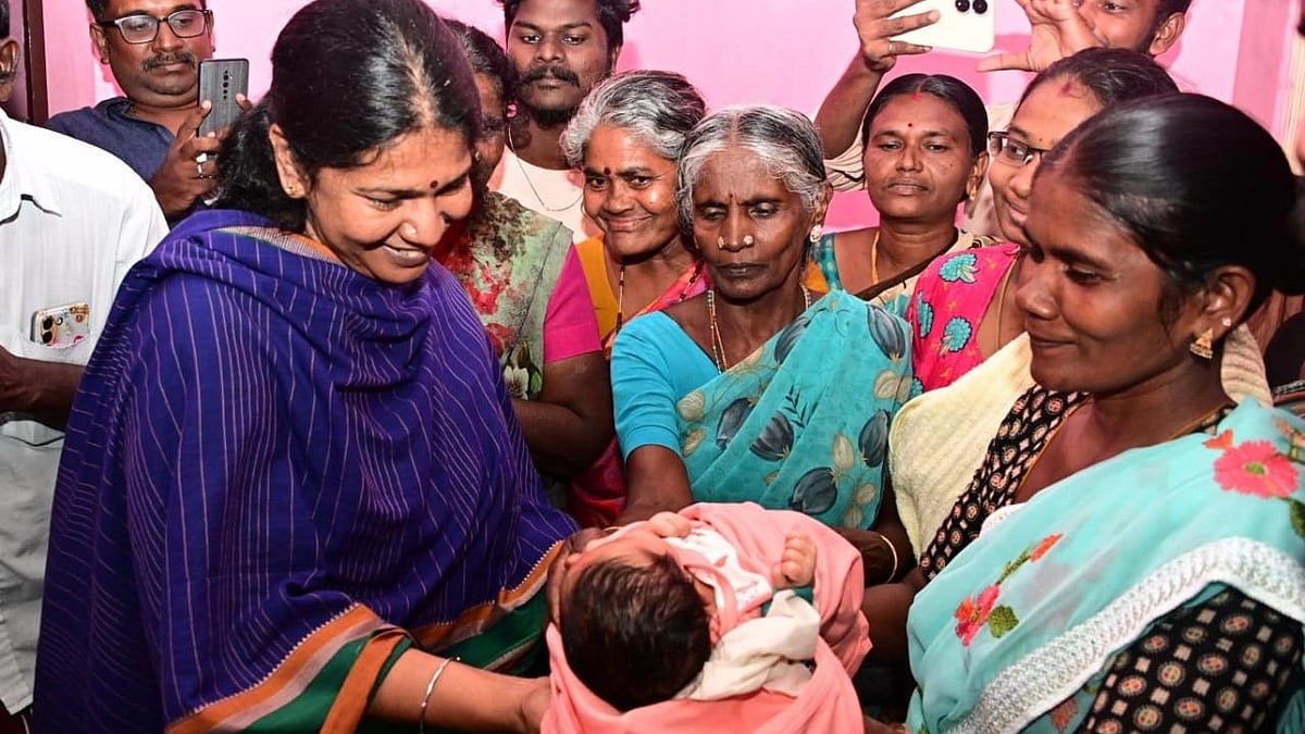 தூத்துக்குடி வெள்ளத்தில் சிக்கி மீட்கப்பட்ட கர்ப்பிணி பெண் : பிறந்த குழந்தைக்கு கனிமொழி என பெயர் சூட்டல்!