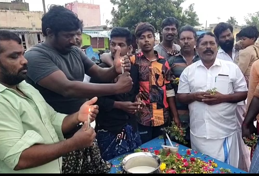 இன்றும் நீங்காத சுனாமி கோரத்தாண்டவம் : 19ம் ஆண்டு நினைவு தினம் - பொதுமக்கள் அஞ்சலி!