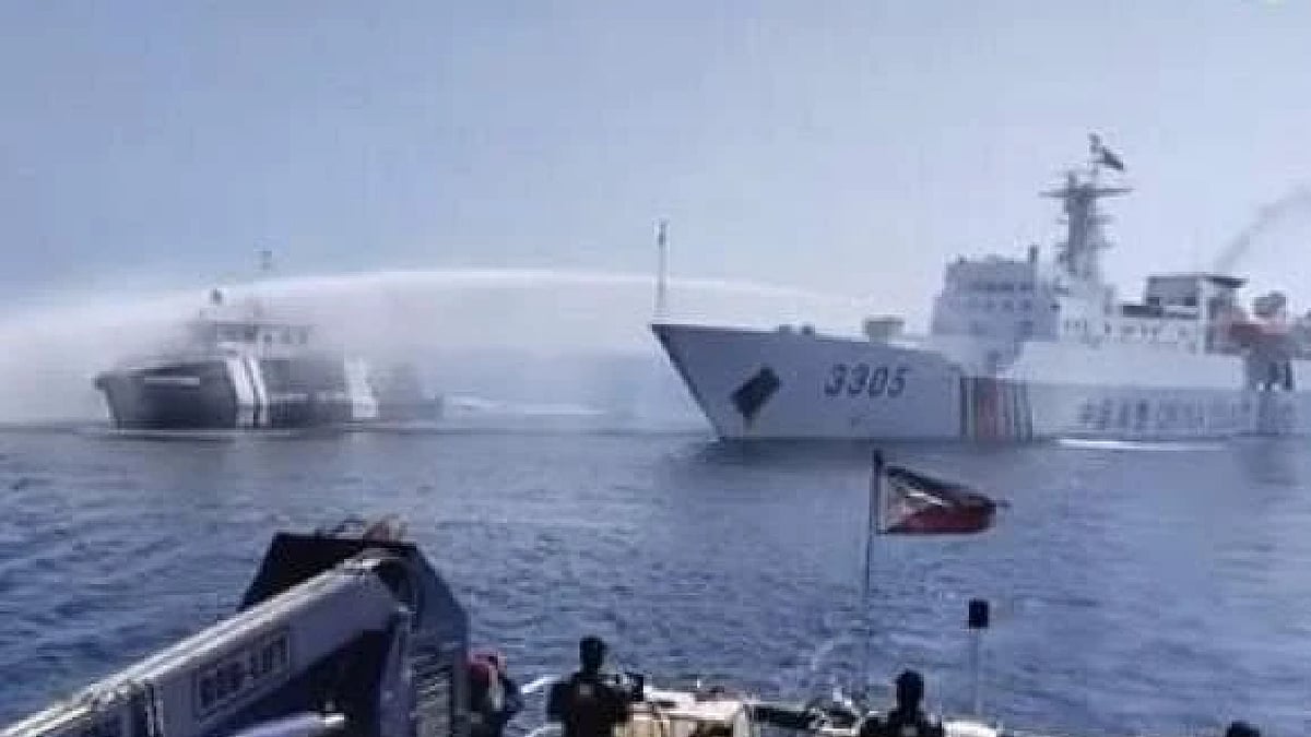 மீன்பிடி கப்பல்களை தண்ணீர் பீச்சு அடித்து விரட்டிய சீனா: தென் சீனக் கடலில் பரபரப்பு.. அமெரிக்கா கண்டனம் !