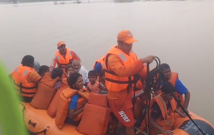 மழை வெள்ளத்தில் சிக்கிய நபர் : War Roomக்கு வந்த தகவல் - உடனே களத்தில் இறங்கிய தி.மு.கவினர்!