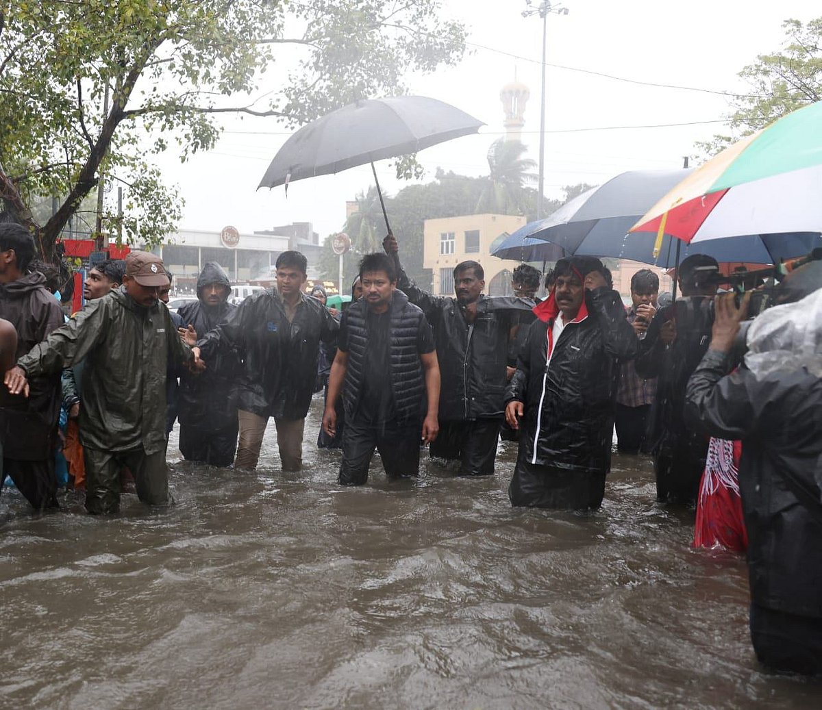 “உயிரை பணயம் வைத்து பணி செய்த தமிழ்நாடு மின்வாரிய அதிகாரிகள்...” - Deccan Chronicle பாராட்டு!