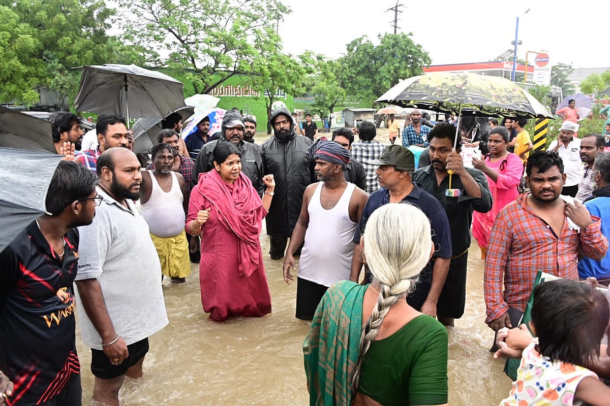 தென் மாவட்டங்களில்  கனமழை :  அவசர கால உதவி எண் அறிவித்த தமிழ்நாடு அரசு -மீட்பு பணிகள் தீவிரம்!