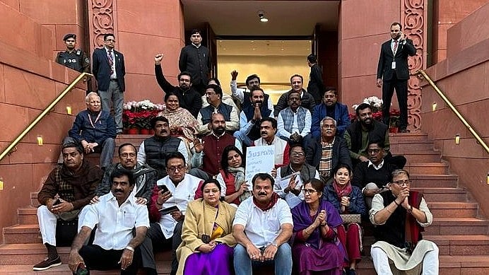 நாடாளுமன்றத்தில் இருந்து 92  MPக்கள் சஸ்பெண்ட் : எதிர்க்கட்சிகளின் குரலை நசுக்கும் ஒன்றிய அரசு! 