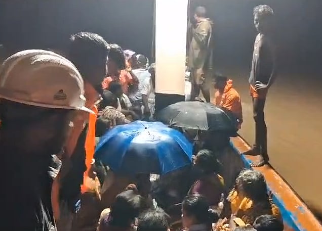 550 வீரர்கள் - 6 ஹெலிகாப்டர்கள் : தென் மாவட்டங்களில் துரிதமாக நடைபெற்று வரும் மீட்பு பணிகள்! 