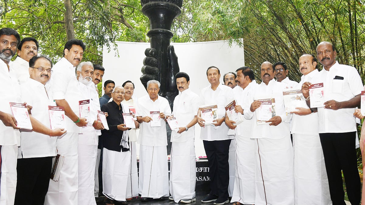 வைக்கம் போராட்டம் நூற்றாண்டு சிறப்பு விழா : பெரியாரும் வைக்கம் போராட்டமும் நூலை வெளியிட்ட முதலமைச்சர்கள்!
