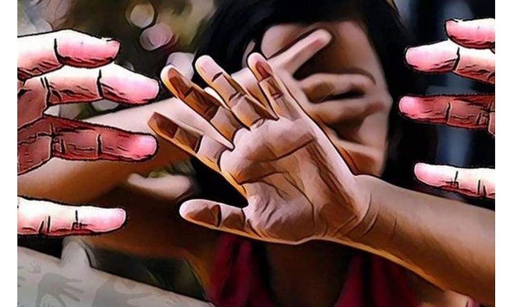 ஓடும் காரில் இளம்பெண் பாலியல் வன்கொடுமை: சிக்கிய டீக்கடைகாரர் - சார்ஜ் போடவந்த பெண்ணுக்கு நேர்ந்த சோகம் !