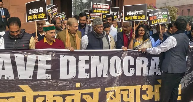 3 புதிய குற்றவியல் மசோதாக்களுக்கு 4 நாட்களில் ஒப்புதல் : இதற்குதான் 146 எதிர்க்கட்சி MPக்கள் இடை நீக்கமா?