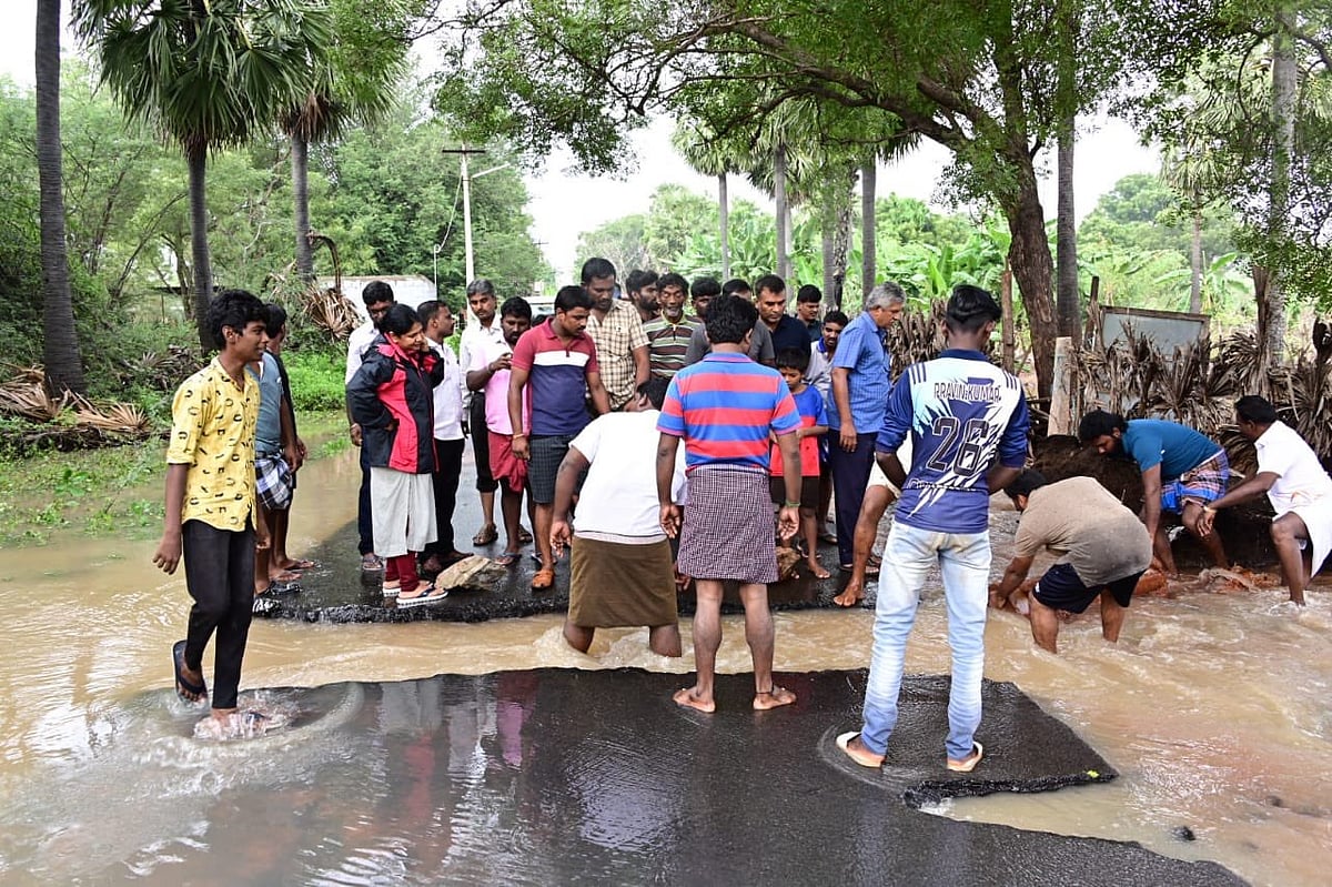 வெள்ளம் சூழ்ந்த இடத்தில் தவித்த கர்ப்பிணி பெண்.. பத்திரமாக மீட்டு மருத்துவமனையில் சேர்த்த கனிமொழி MP !