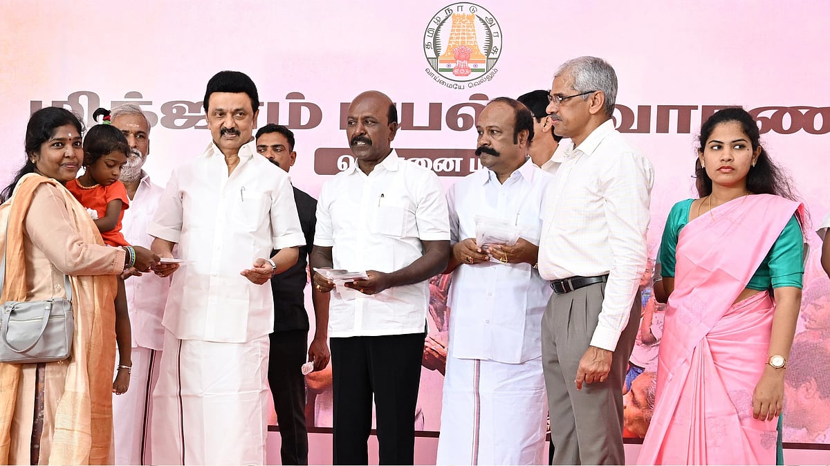 “1.486 கோடி.. 24.25 லட்சம் குடும்பங்கள்”: ரூ.6,000 நிவாரணத் தொகை வழங்கி மக்கள் துயர் நீக்கிய முதலமைச்சர்!