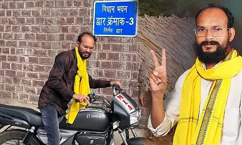 கார் இல்லாததால் சட்டமன்றத்துக்கு 350 கி.மீ பைக்கிலேயே பயணம் - ம.பி-யில் இப்படி ஒரு MLA : யார் இவர் ? 