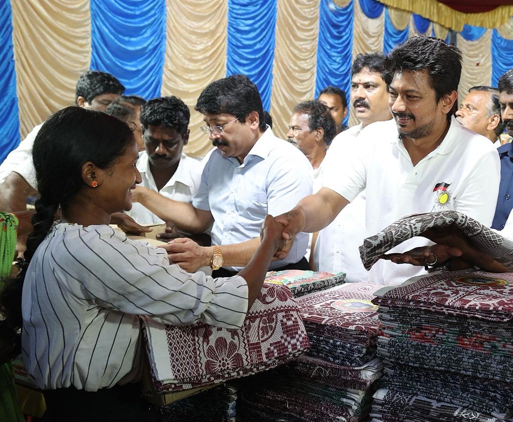 மீண்டு வரும் சென்னை -  5 ஆவது நாளாகக் களத்தில் அமைச்சர்கள் மற்றும் தி.மு.கவினர் - மக்களை காக்கும் அரசு!