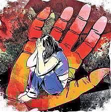 ஓடும் காரில் இளம்பெண் பாலியல் வன்கொடுமை: சிக்கிய டீக்கடைகாரர் - சார்ஜ் போடவந்த பெண்ணுக்கு நேர்ந்த சோகம் !