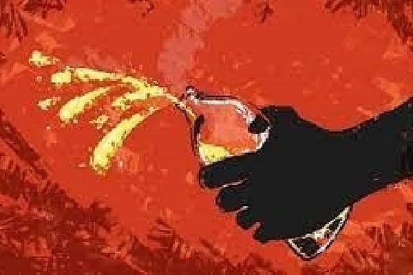 பாலியல் புகாரை வாபஸ் வாங்க மறுத்த சிறுமி- ஆசிட் ஊற்றி அதே ஆசிட்டை குடித்த முதியவர்.. டெல்லியில் அதிர்ச்சி