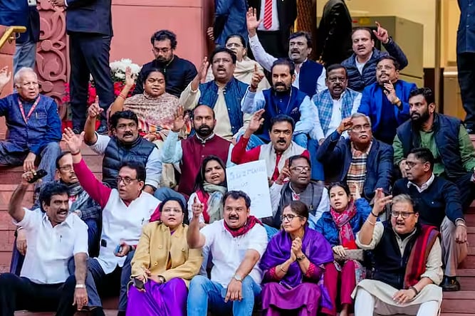 146 எதிர்க்கட்சி MPக்களை இடைநீக்கம் செய்த மோடி அரசு :  இது ஜனநாயகம் அல்ல யதேச்சதிகாரம்!