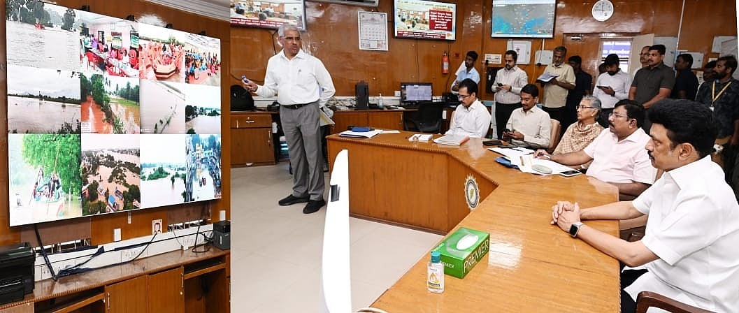 தென்மாவட்ட கனமழை :  மக்களுக்கு உணவு, மருந்து தங்குதடையின்றி வழங்கப்படுவது குறித்து முதலமைச்சர் ஆய்வு !