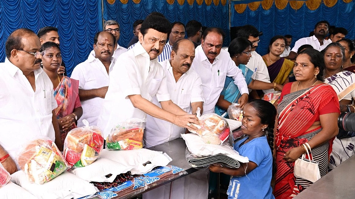 மழைநீர் வடிந்தது -  மக்களை மீட்ட ‘திராவிட மாடல்’ அரசு :  தினகரன் நாளேடு பாராட்டு!
