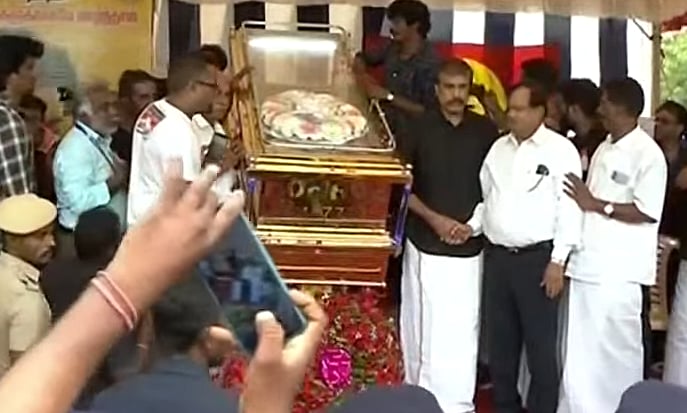 விஜயகாந்துக்கு இறுதி அஞ்சலி : திரண்டு வரும் ரசிகர்கள் மற்றும் சினிமா பிரபலங்கள்!