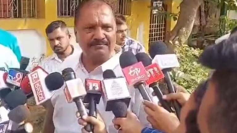 நாடாளுமன்றத்தில் தாக்குதல் நடத்தியவர் பாஜக, மோடியின் தீவிர ஆதரவாளர் - கைதானவரின் தந்தை பரபர வாக்குமூலம் !