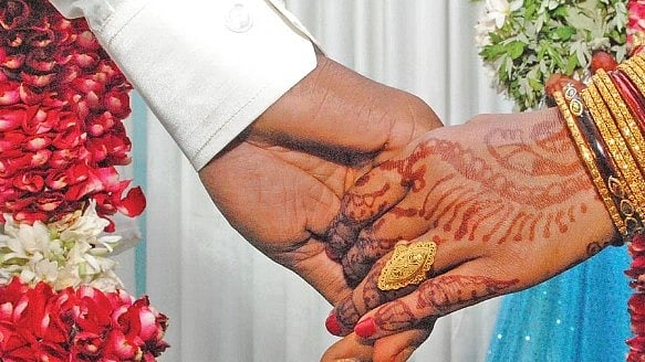 4 ஆண்களை ஏமாற்றி திருமணம் செய்த இளம் பெண் : போலிஸ் விசாரணையில் வெளிவந்த பகீர் தகவல்!