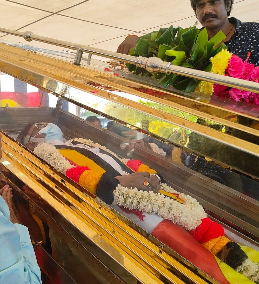 3 சுற்று.. 72 குண்டுகள் முழங்க அரசு மரியாதையுடன் நல்லடக்கம் செய்யப்பட்ட விஜயகாந்தின் உடல் !