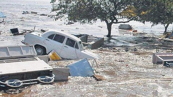 இன்றும் நீங்காத சுனாமி கோரத்தாண்டவம் : 19ம் ஆண்டு நினைவு தினம் - பொதுமக்கள் அஞ்சலி!
